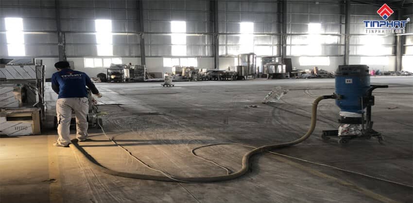 Trước khi thi công sơn sàn epoxy cần xử lý bề mặt