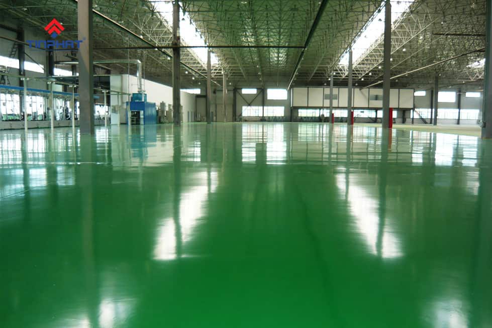 Thi-công-sàn-epoxy-hệ-gốc-nước