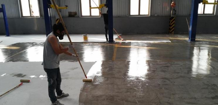 Lăn sơn lót trước khi phủ