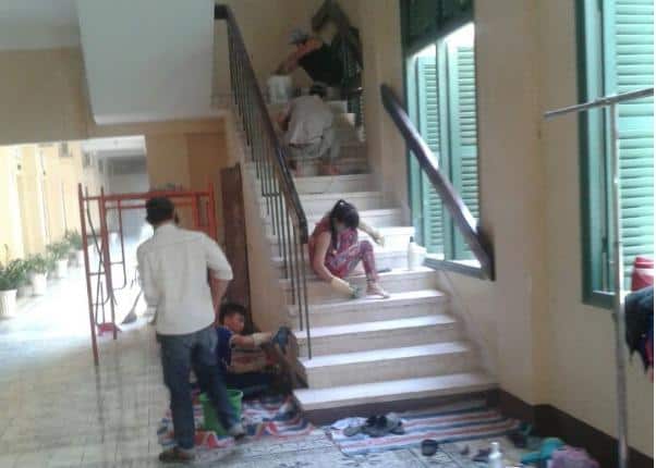 Phủ cát thanh anh để chống trơn trượt trước khi tiến hàng lớp phủ sơn Epoxy cho cầu thang đầu tiên.