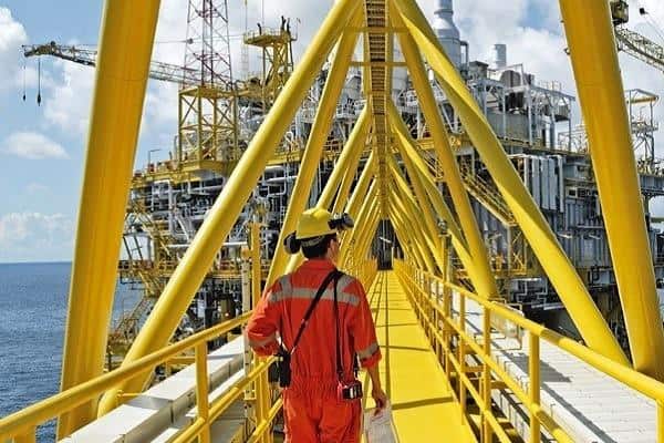 Sử dụng sơn Epoxy bảo vệ dàn giáo kim loại trên biển.