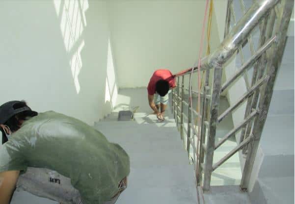 Thi công sơn lót Epoxy giúp tạo độ liên kết và độ cứng cho bề mặt cầu thang.