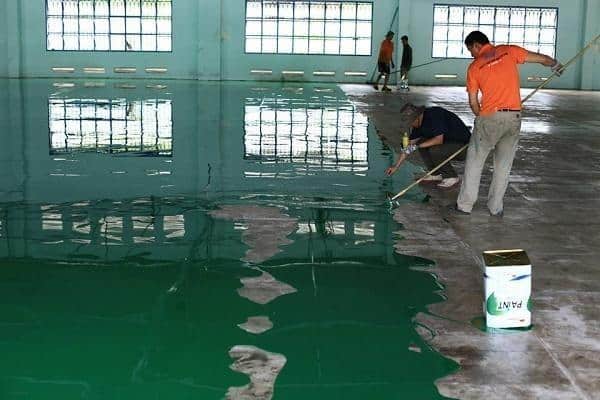 Thi công sơn sàn bằng sơn Epoxy tự san phẳng.