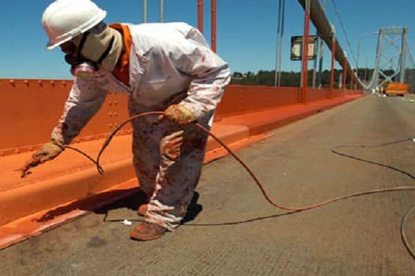 Tiến hành sơn lót chống rỉ