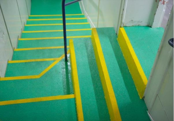 Trước khi phủ sơn chống trơn trượt cho cầu thang phải pha theo đúng tỷ lệ của nhà sản xuất để đảm bảo tiêu chuẩn.