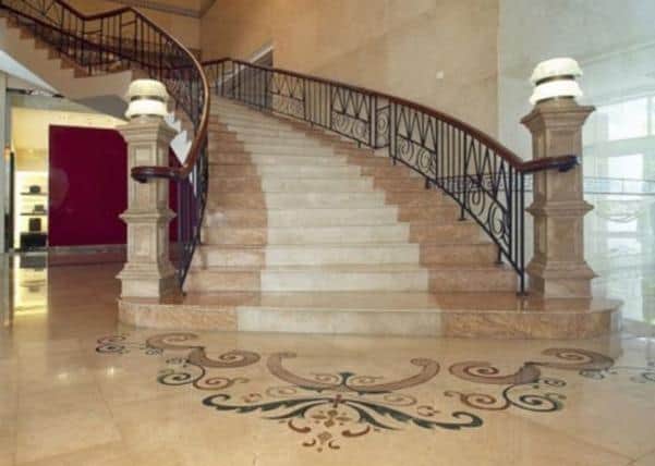 Xong khi thực hiện thi công sơn Epoxy cầu thang xong phải kiểm tra rồi mới được sử dụng.