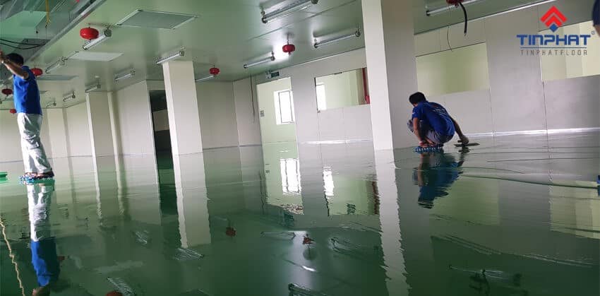 thực hiện đổ lớp sơn hoàn thiện 1