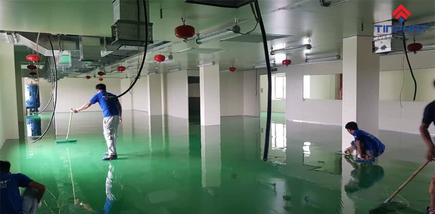 thực hiện đổ lớp sơn hoàn thiện 2