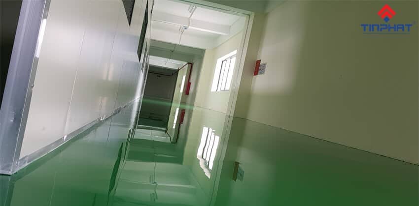 thực hiện đổ lớp sơn hoàn thiện 3