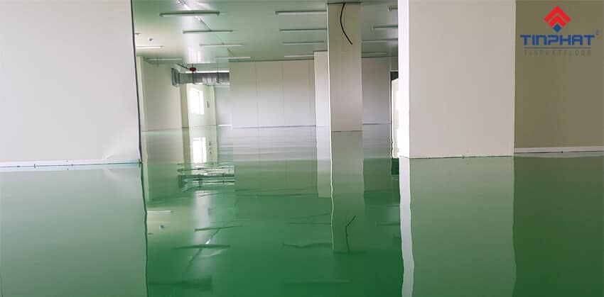 thực hiện đổ lớp sơn hoàn thiện 4