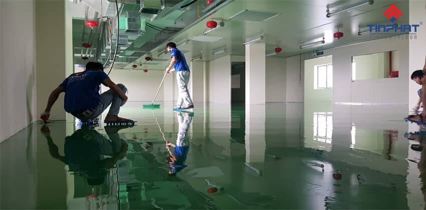 thực hiện đổ lớp sơn hoàn thiện