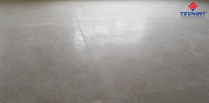 vệ sinh và hút sạch bề mặt sàn thi công