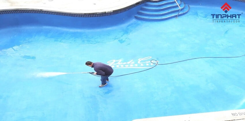 quá trình thi công sơn epoxy cho hồ bơi