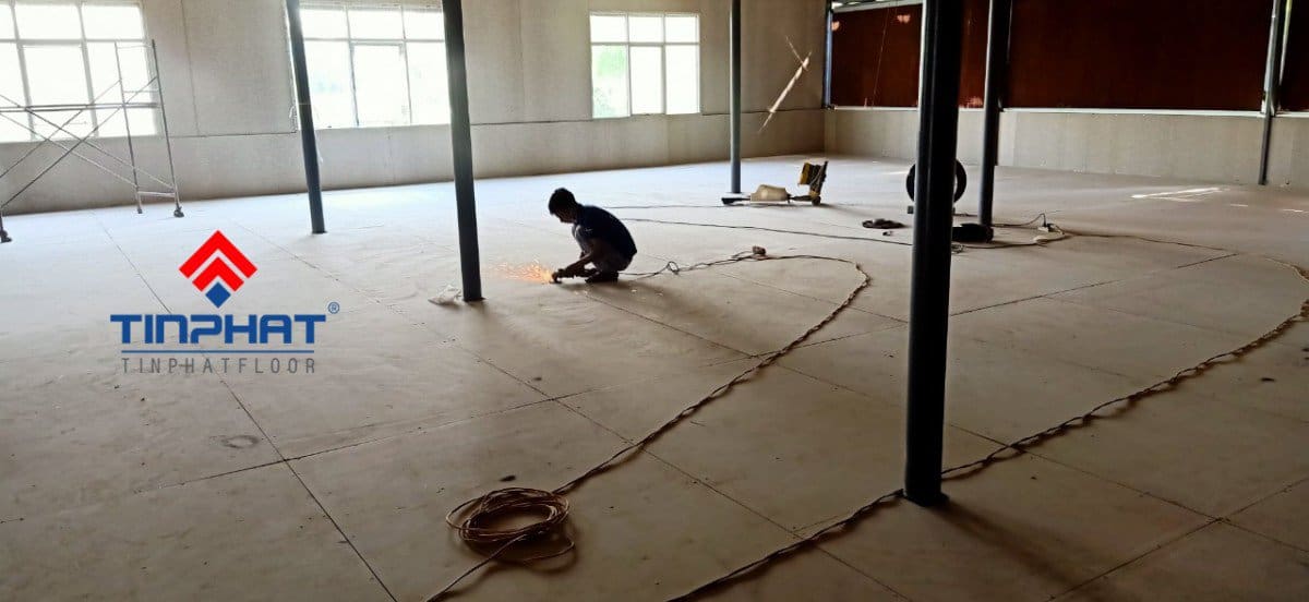 Mài sàn trước khi thi công sơn Epoxy tự san phẳng