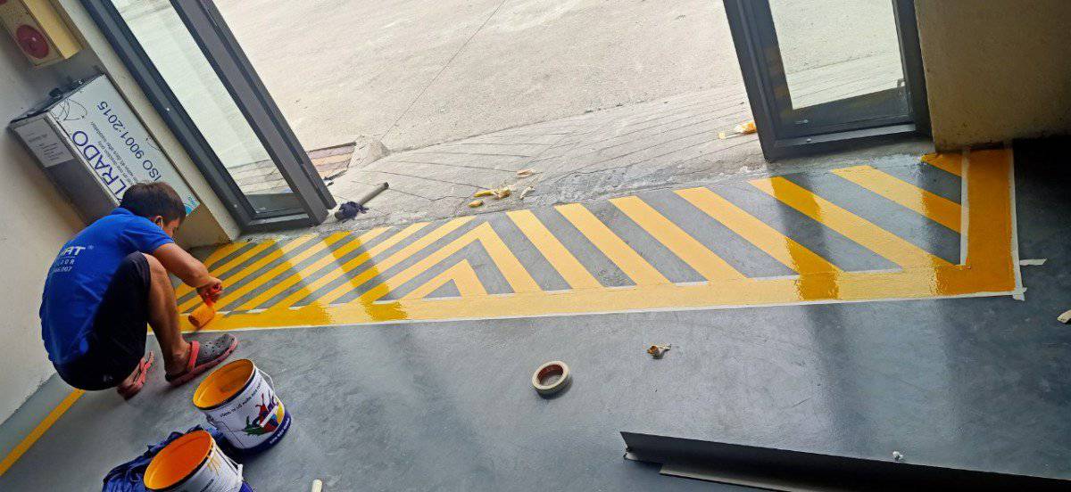 Thi công sơn Epoxy 2 thành phần kẻ vạch