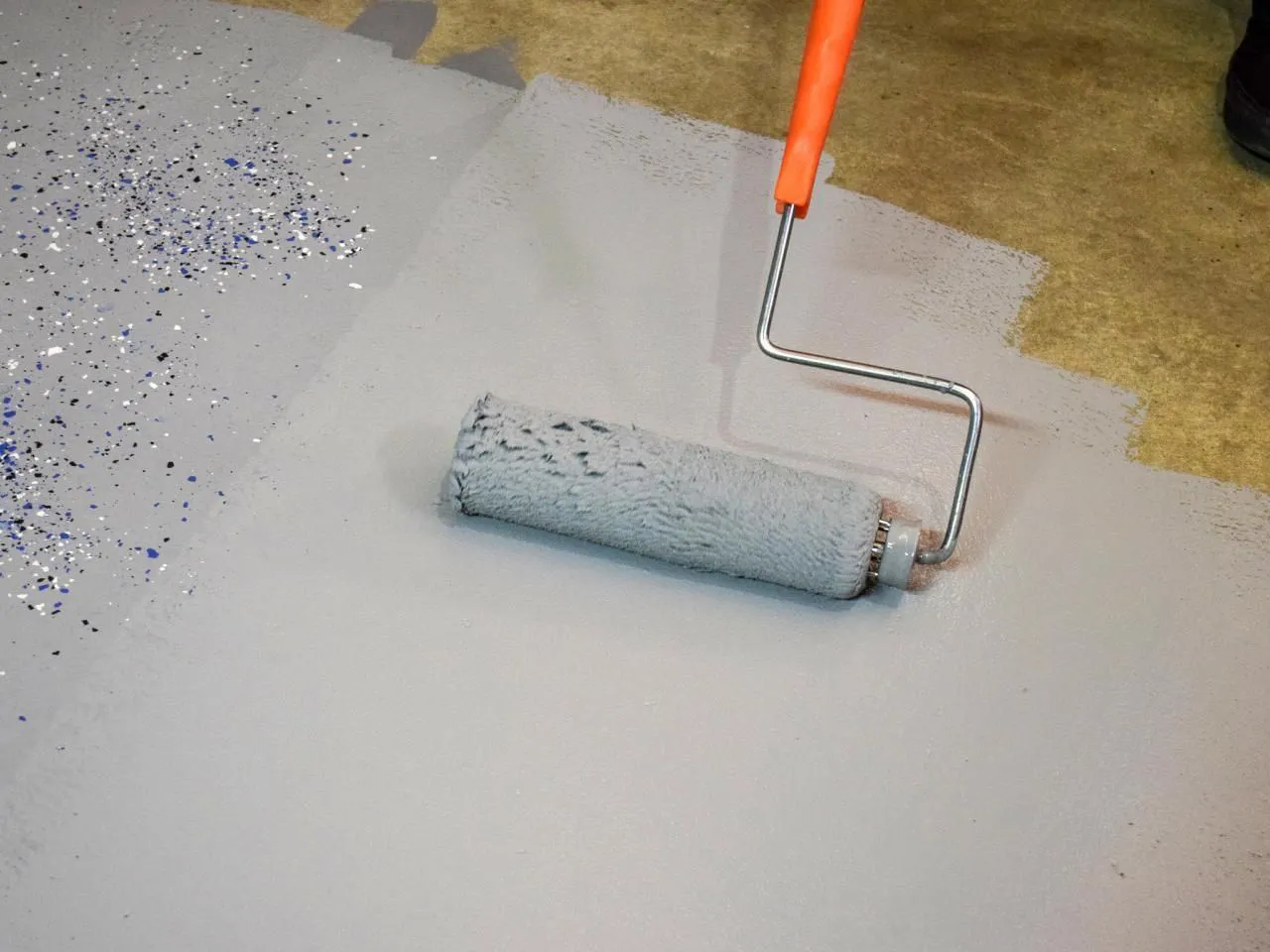 Chuẩn bị các vật liệu để thi công sơn epoxy hệ lăn 3 lớp 