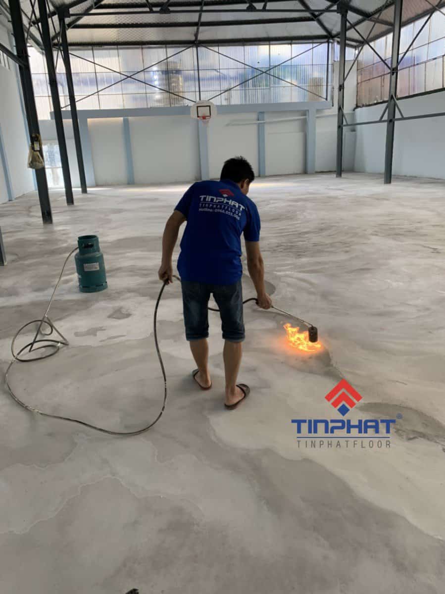 Thi công mài sàn để sơn epoxy sân tennis