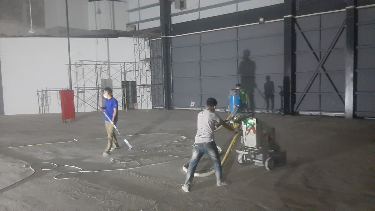 Mài sàn tạo nhám trước khi lăn sơn lót