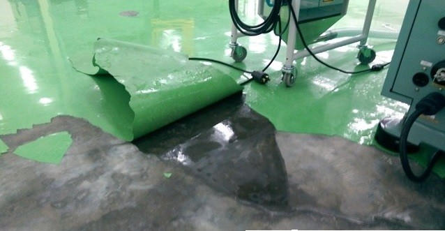 Sàn sơn Epoxy bị phồng rộp và bong mảng lớn