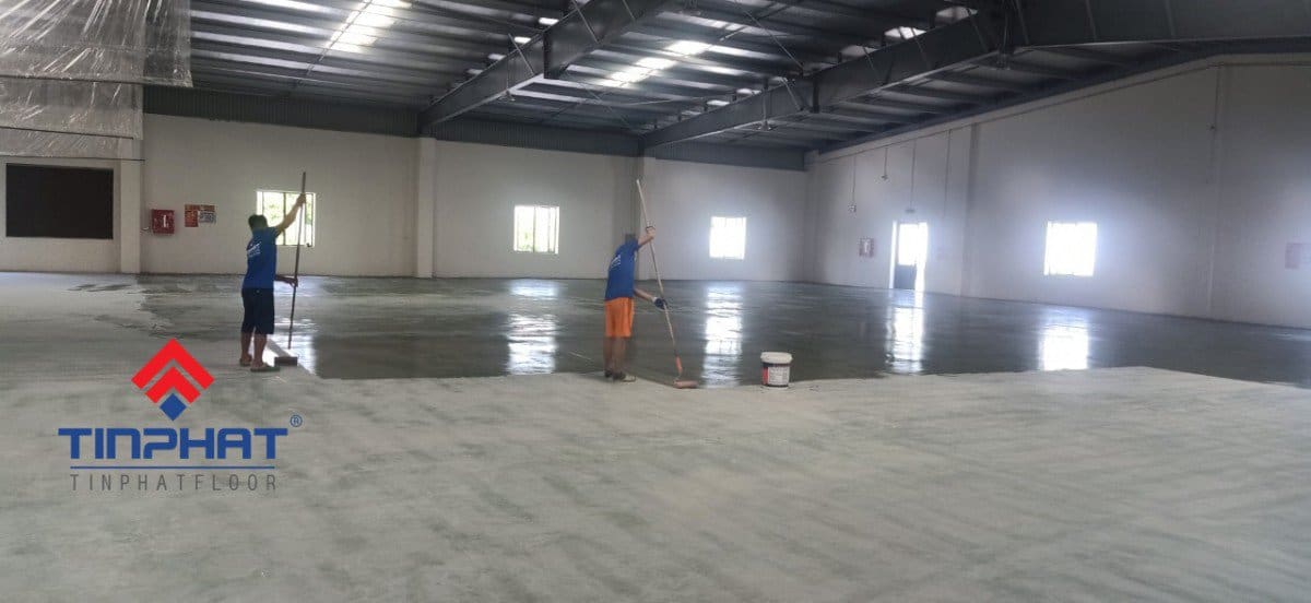 Giữa các lớp sơn và bề mặt bê tông ban đầu luôn yêu cầu vệ sinh sạch để đảm bảo chất lượng khi đưa vào sử dụng