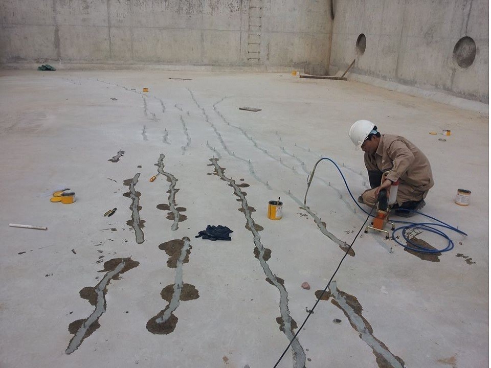Dùng vữa Epoxy để vá lại các phần nứt trước khi thi công sơn sàn
