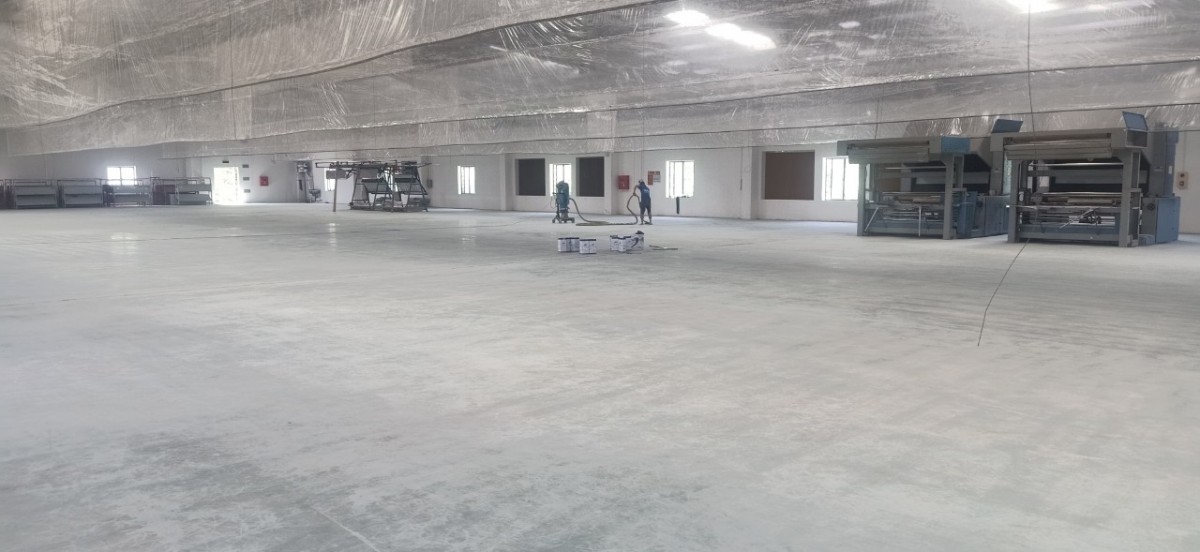 Công nhân thi công bề mặt sàn trước khi thi công sơn epoxy