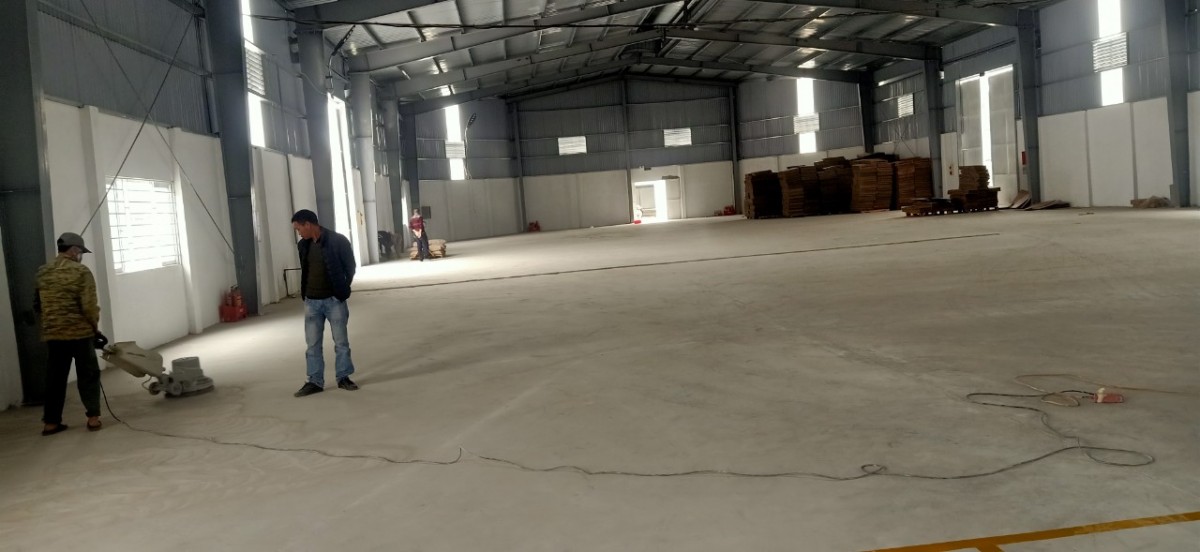 Vệ sinh sạch sàn trước khi thi công