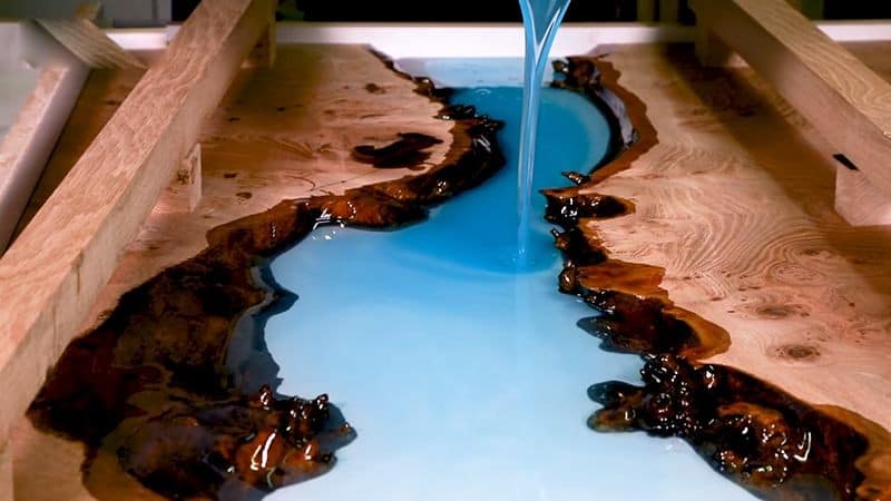 Cần khuôn cố định để đổ keo Epoxy vì chúng ở dạng lỏng, khó tự tạo khuôn