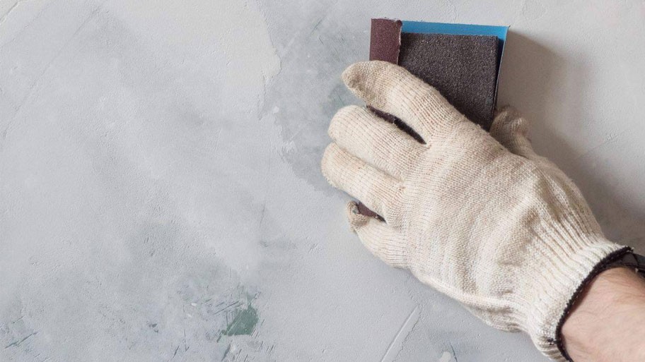 Chà ráp bề mặt trước khi thi công sơn giả đá