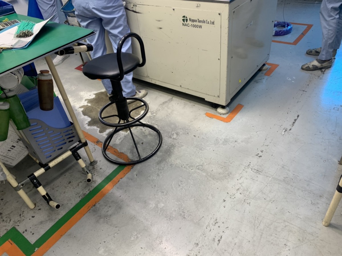 Kiểm tra bề mặt sàn thực tế trước khi thi công và báo giá