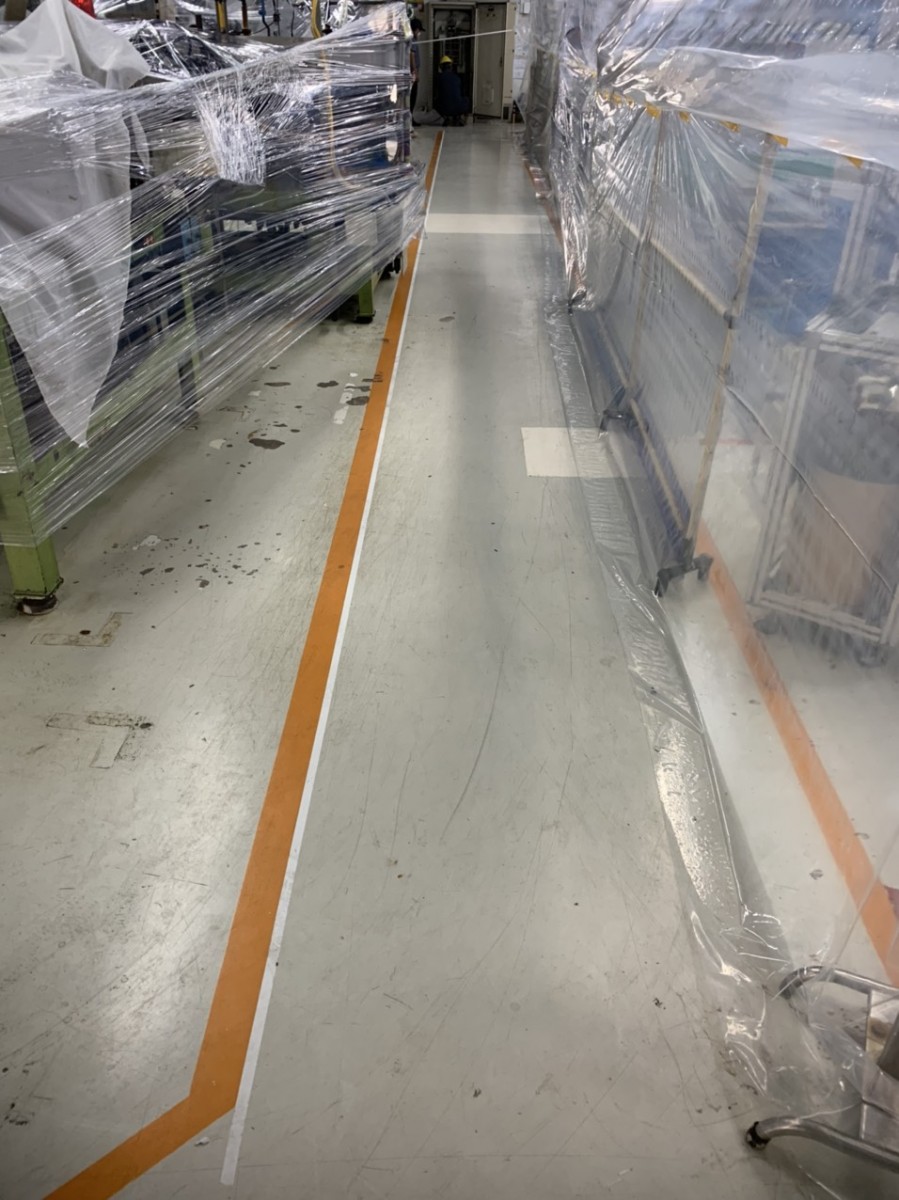 Bề mặt sàn cần cải tạo để thi công sơn kẻ vạch nhà xưởng lại