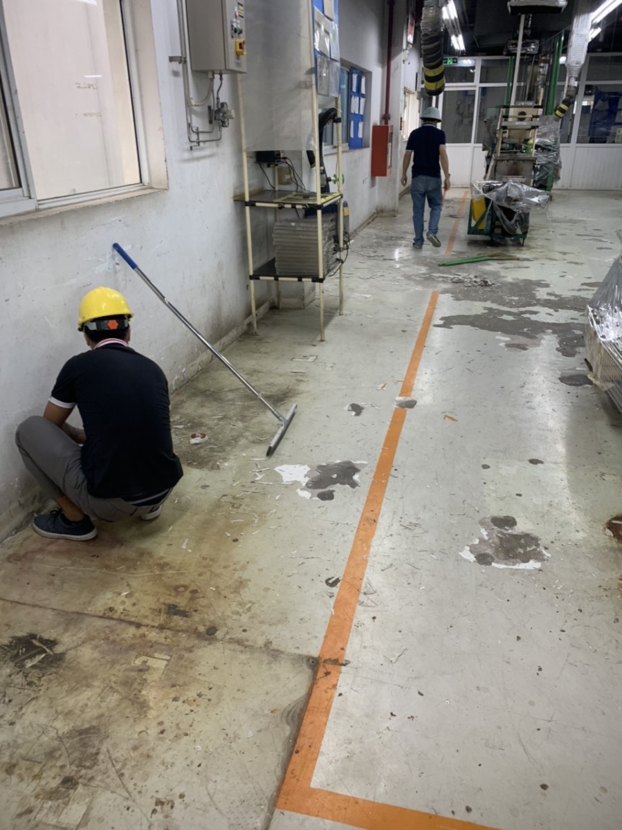 Bề mặt sàn cần cải tạo để thi công sơn kẻ vạch nhà xưởng lại