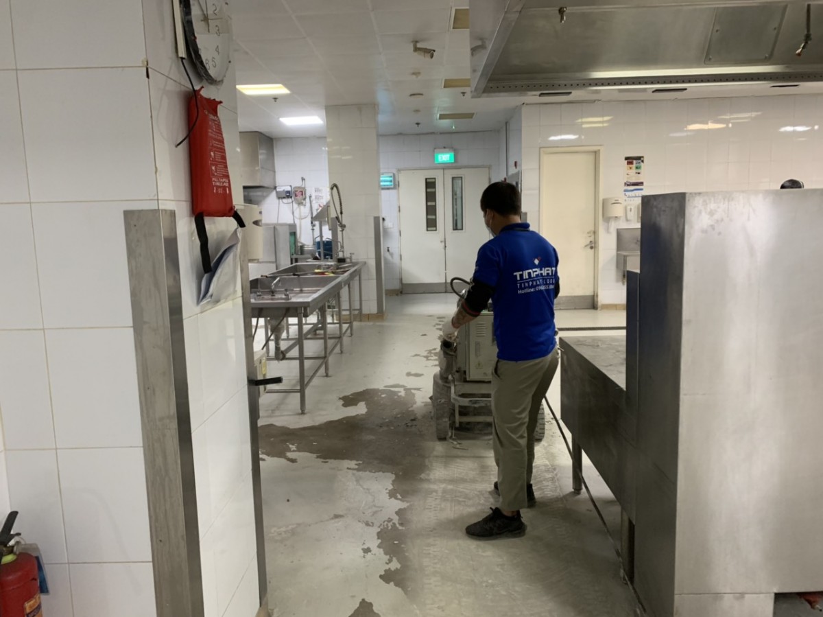 Vệ sinh xử lý bề mặt sàn trước khi thi công