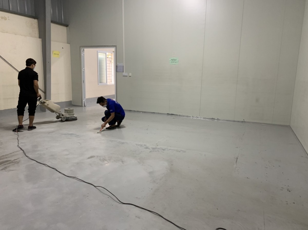 vệ sinh sạch bề mặt sàn trước khi thi công khi thi công sơn