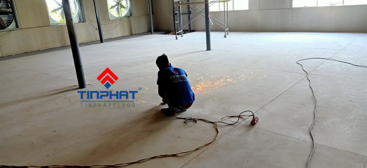 Làm sạch bề mặt sàn trước khi thi công