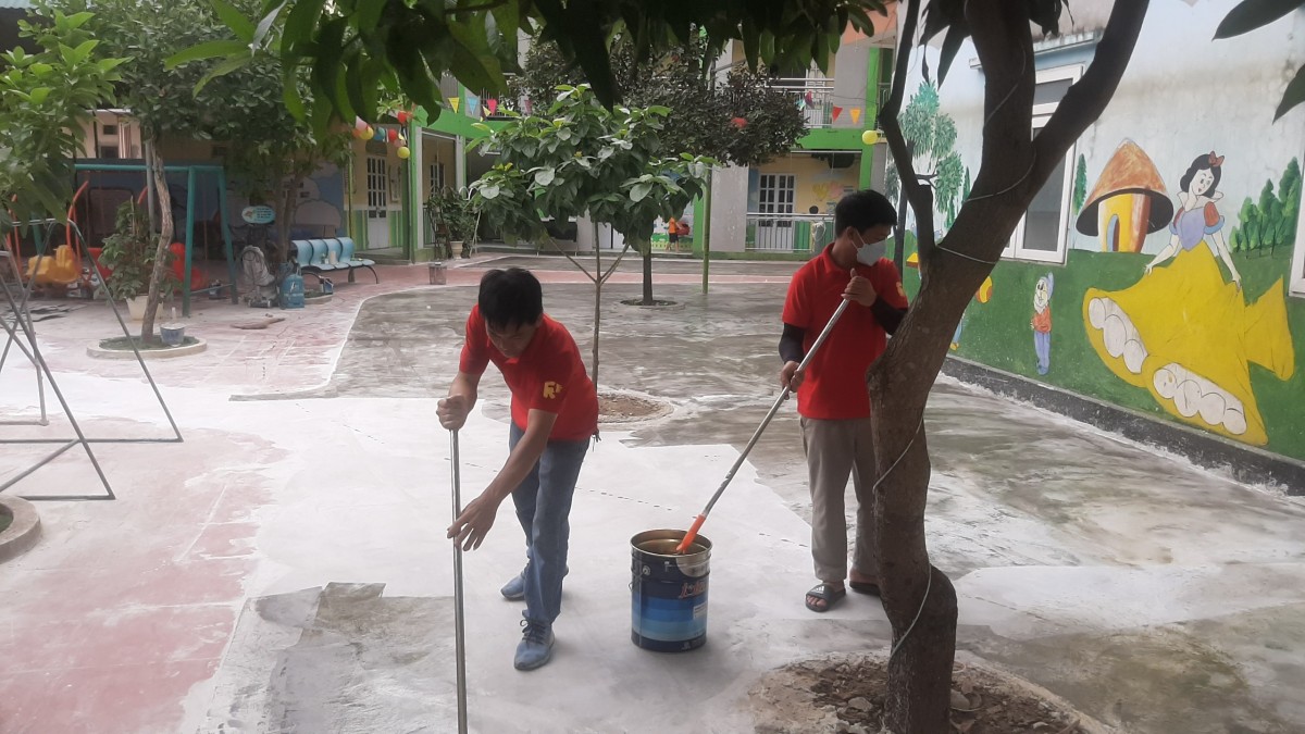 Thi công sơn lót Epoxy sau khi làm sạch lớp bề mặt