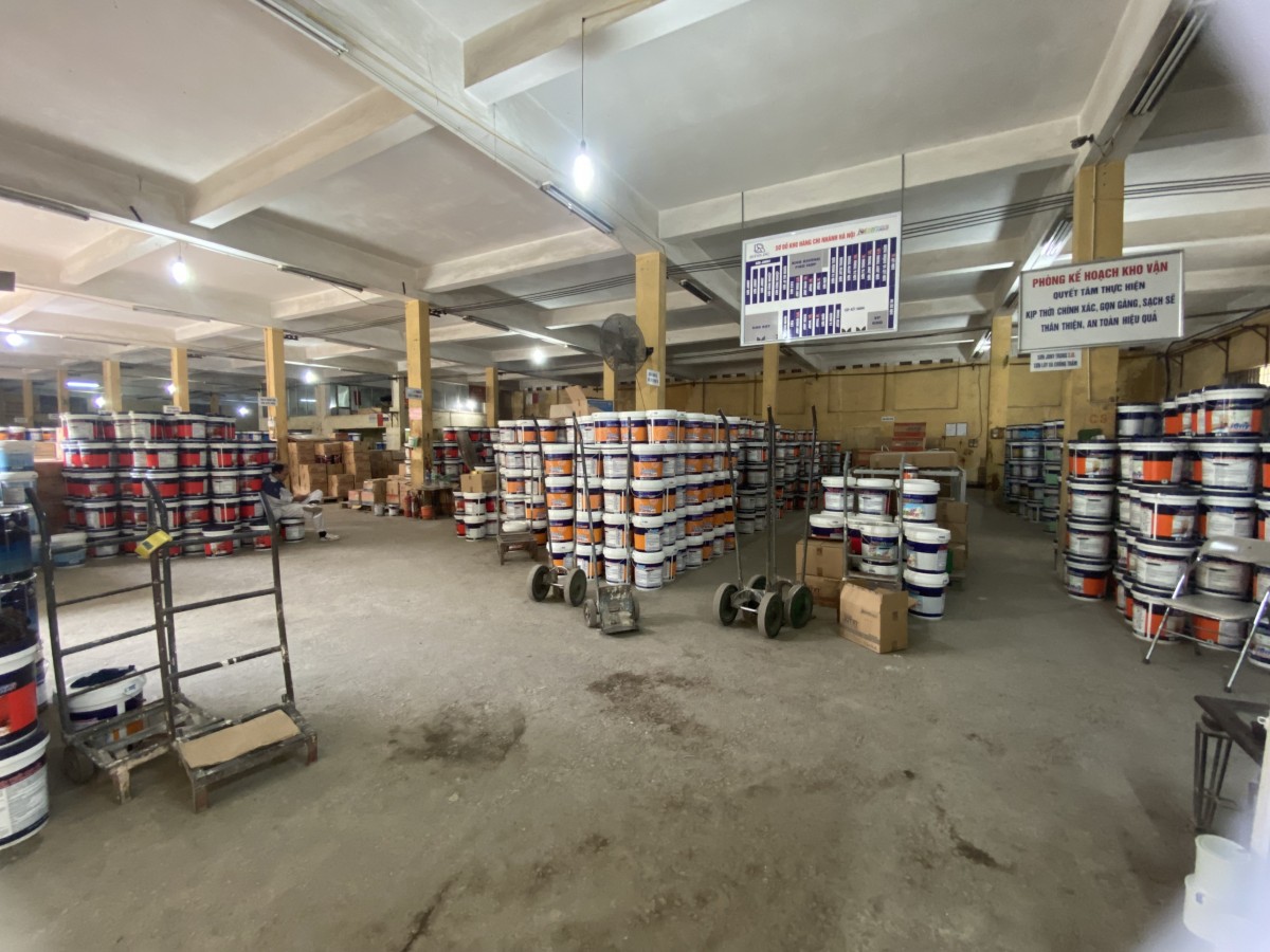 1 góc của khu kho lưu trữ sơn