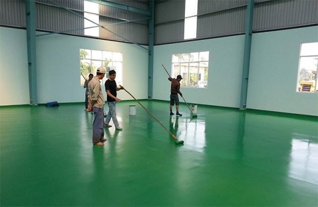 Dung tích thùng sơn cũng ảnh hưởng đến giá của việc thi công sơn epoxy