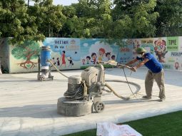 Thi công làm sạch bề mặt trước khi sơn sàn sân