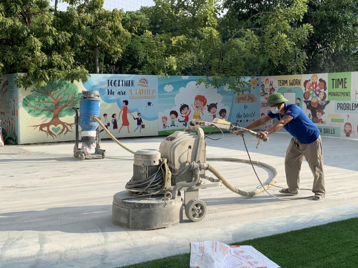 Thi công làm sạch bề mặt trước khi sơn sàn sân