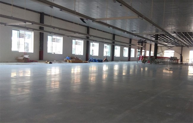 Sơn epoxy tự san phẳng có khả năng chống bám bẩn hiệu quả