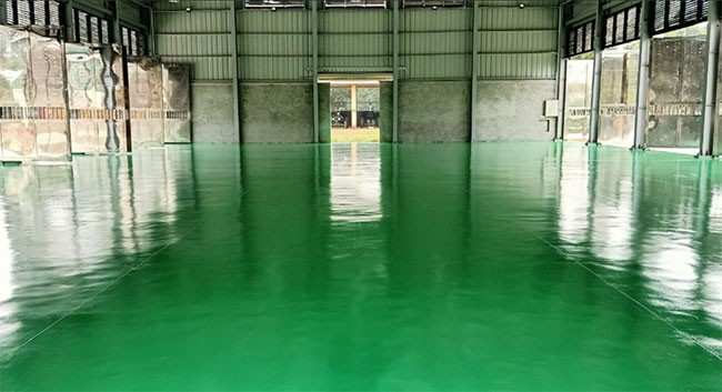 Thực hiện lớp sơn phủ epoxy