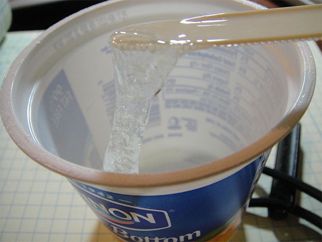 Tiến hành dán keo