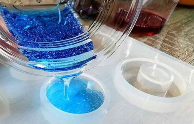 Dùng nhựa epoxy làm keo dán