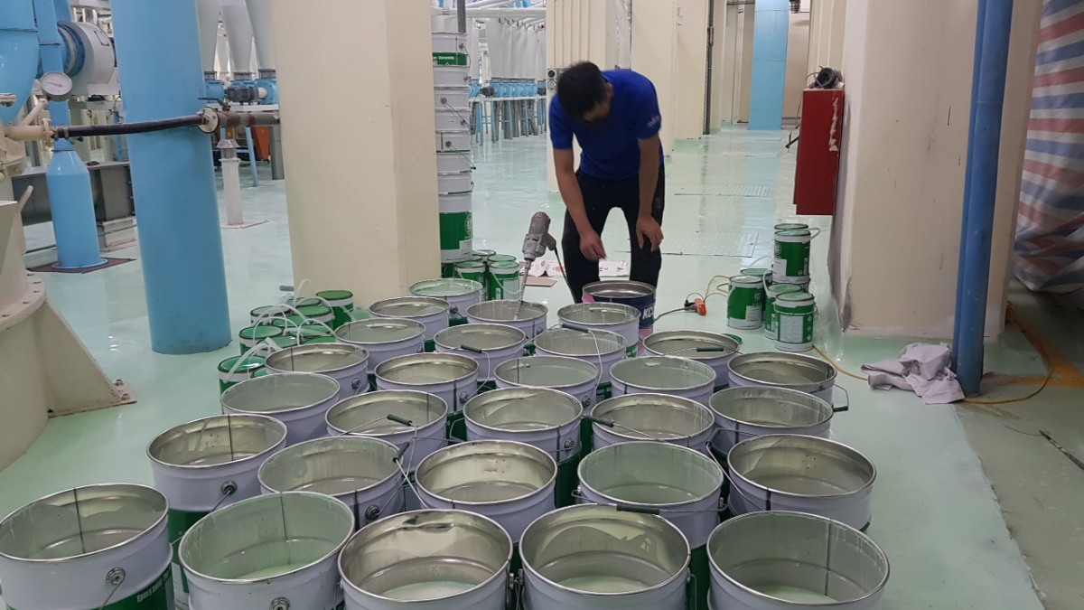 Sơn sàn epoxy không chỉ giúp mặt sàn có độ bền cao mà còn tăng tính thẩm mỹ 