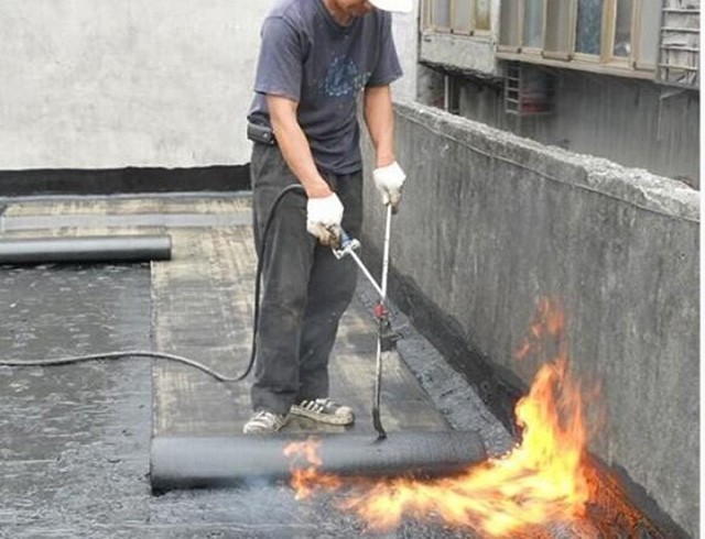 Chống thấm sàn mái bê tông bằng màng bitum khò nóng