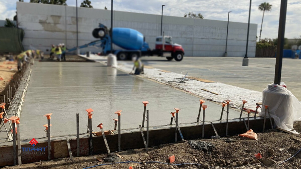 Đổ bê tông sàn sân bóng rổ