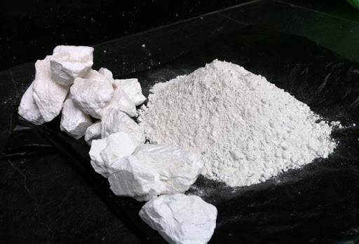 cach-lam-sach-reu-o-san-be-tong