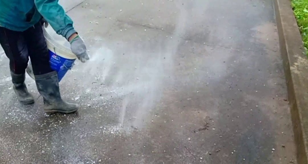 cach-lam-sach-reu-o-san-be-tong