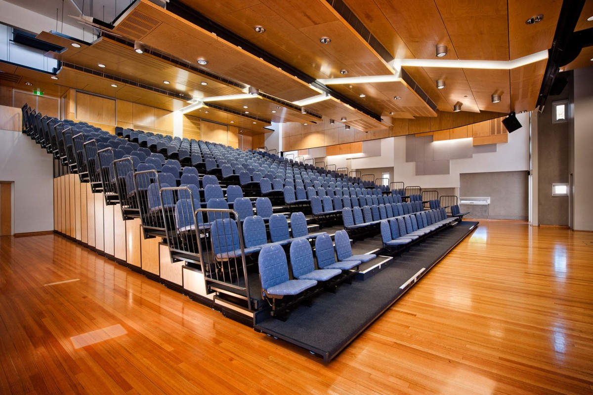 thi-cong-hoi-truong-da-nang